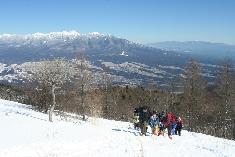 八ヶ岳を背に冬の入笠山に登ってきた写真