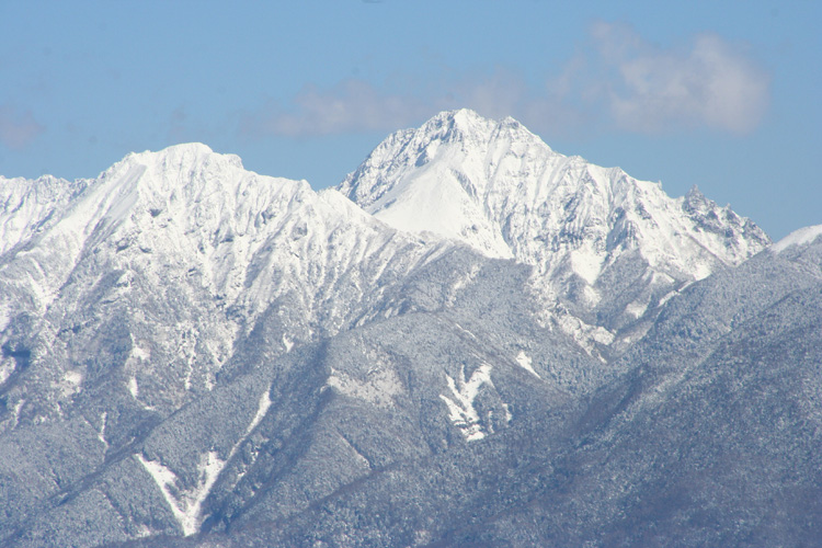 入笠山から見た赤岳と阿弥陀岳の写真