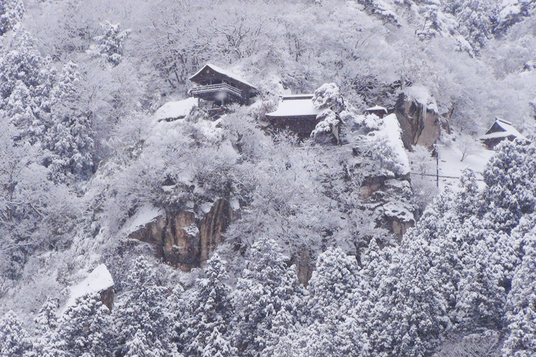 雪の山寺の写真