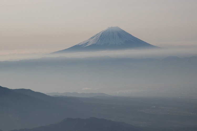 中岳付近から見た冬の富士山の写真