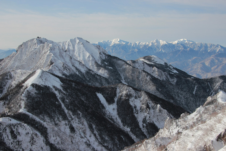 中岳から見た権現岳と南アルプスの写真