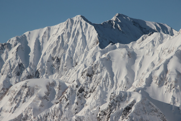 八方尾根から見た冬の鹿島槍ヶ岳の写真