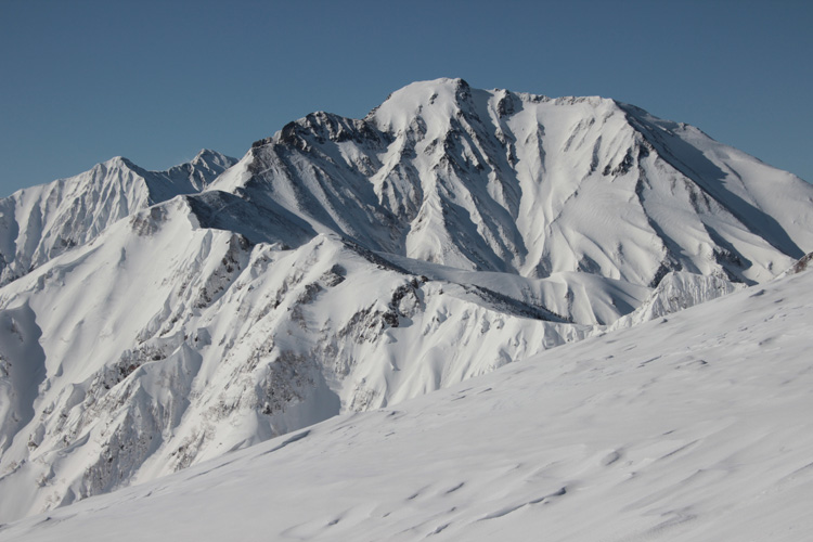 八方尾根から見た冬の五竜岳の写真