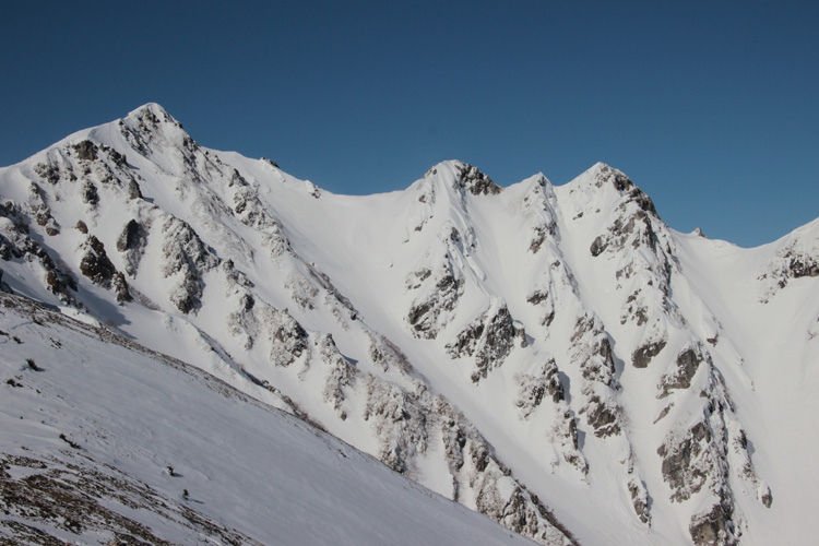 八方尾根から見た冬の唐松岳と不帰嶮３峰の写真