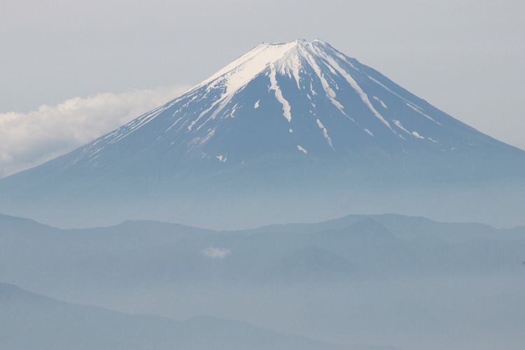 乾徳山から見た富士山の写真
