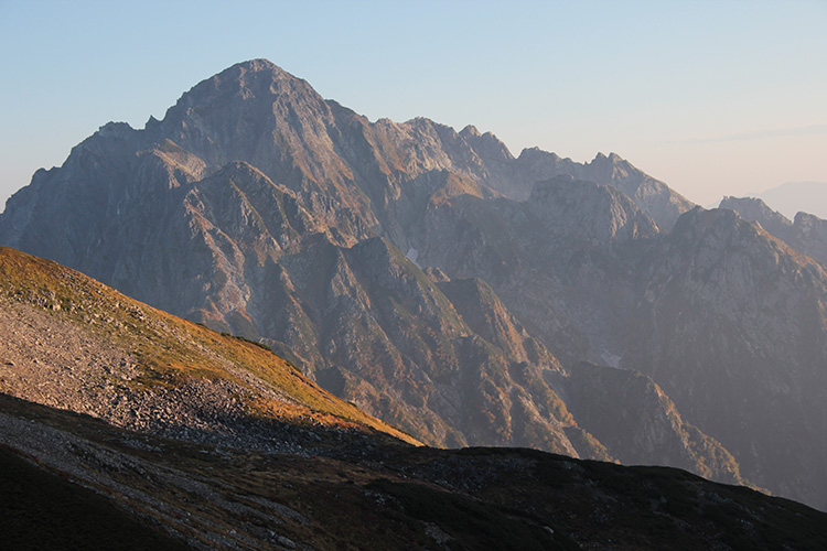 剣御前小屋から見た早朝の剱岳の写真