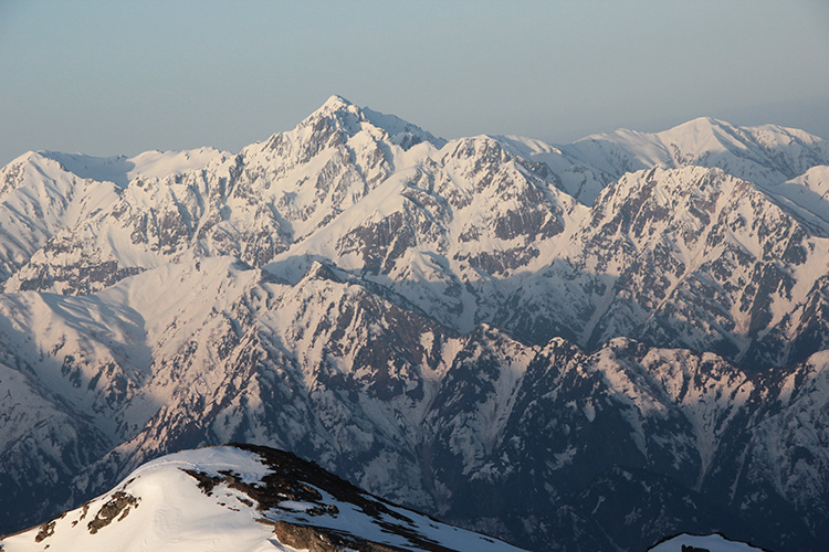 白馬岳から見た春の剣岳の写真