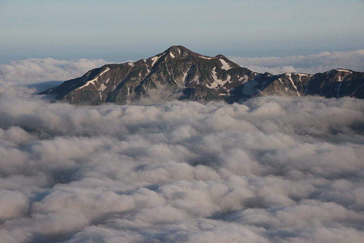 雲海に浮かぶ笠ヶ岳の写真
