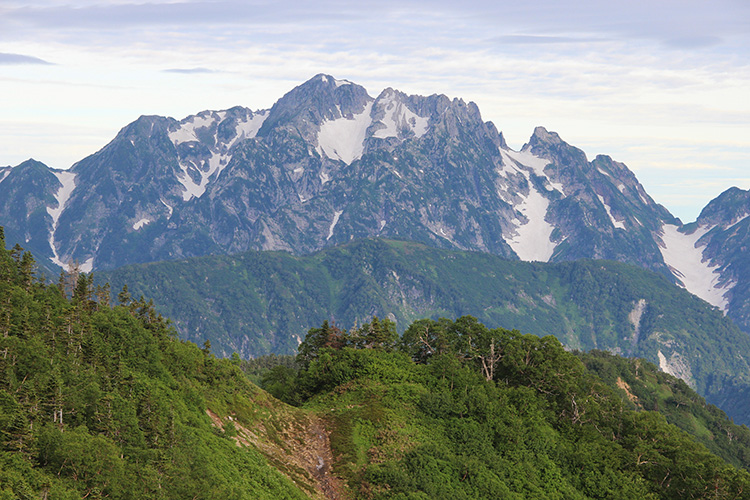 爺ヶ岳付近から見た剣岳の写真