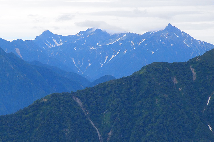 爺ヶ岳付近から見た槍穂高連峰の写真
