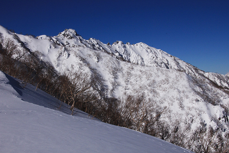 合戦の頭から見た冬の燕岳の写真