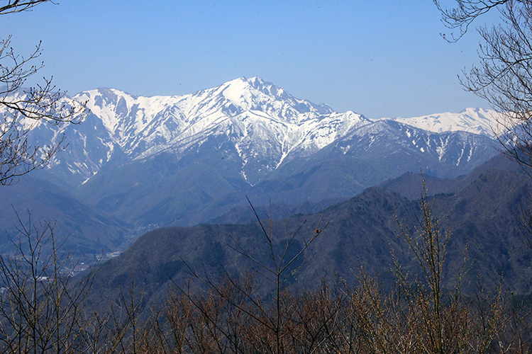 上州三峰山から見た谷川岳の写真