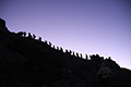 黎明の刻に白山山頂を目指す人たちのシルエットの写真にリンク