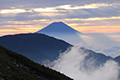 小聖岳付近から見たシルエットの早朝の富士山の写真にリンク