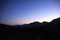黎明の空とシルエットの塩見岳方面の写真にリンク