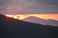 雲の切れ間から見えた森吉山と夕日の写真にリンク