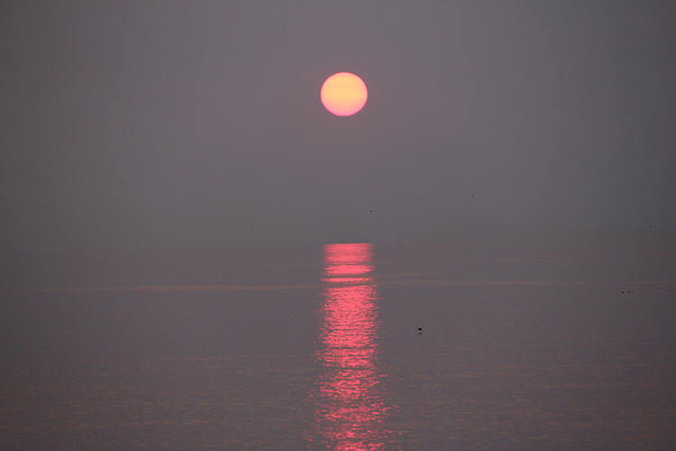 ウトロで撮影したオホーツク海に沈む夕日の写真