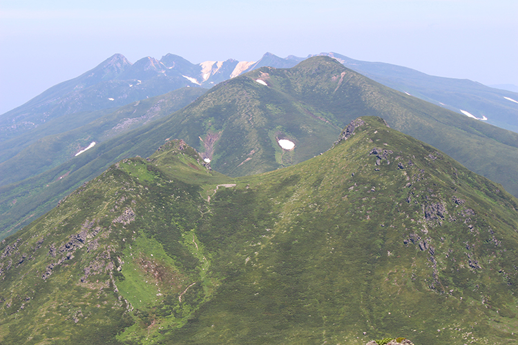 羅臼岳から見た硫黄山方面の写真