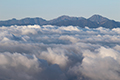 雲上に浮かぶ南アルプス・左から塩見岳、農鳥岳、間ノ岳、北岳の写真にリンク
