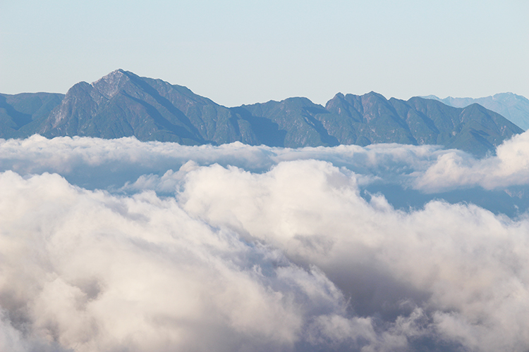 金峰山で撮影した雲上に浮かぶ甲斐駒ヶ岳と鋸岳の写真