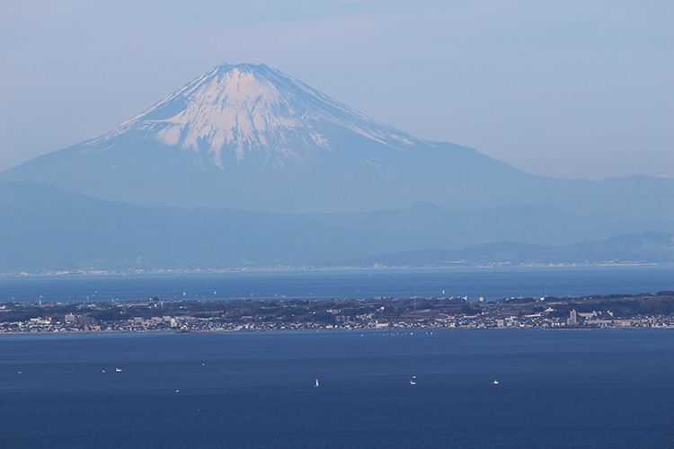 鋸山展望台から見た浦賀水道と富士山の写真
