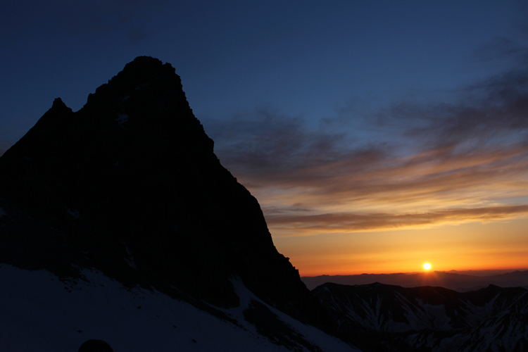 槍ヶ岳山荘から撮影したシルエットの槍ヶ岳と御来光の写真