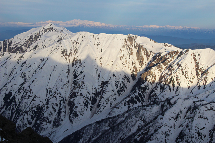 槍ヶ岳山荘から撮影した笠ヶ岳、抜戸岳と白山の写真