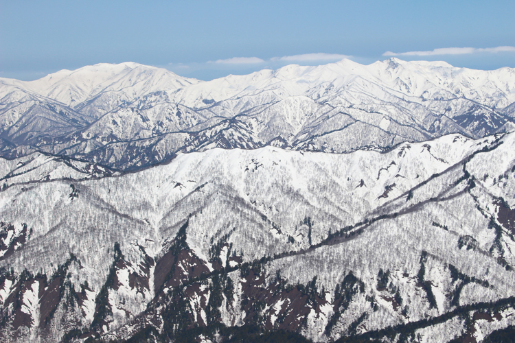 至仏山から見た真っ白な巻機山と越後沢岳方面の写真