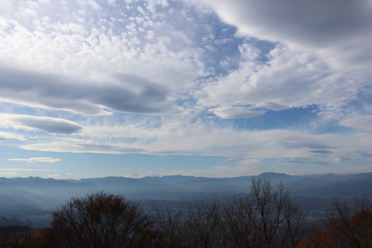 大霧山山頂から見た秩父山地方面と上空に広がる雲の写真
