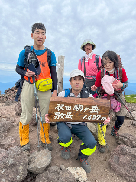 男女岳山頂での集合写真