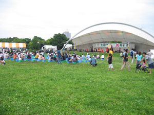 円形広場とステージの写真