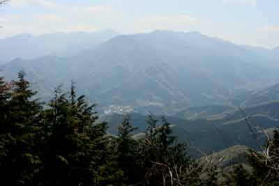 石老山山頂から見た丹沢方面の写真