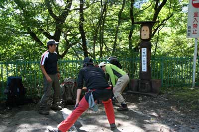 竹宇駒ヶ岳神社手前の駐車場で体操をしている写真