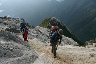 山頂手前のザレ場を登っている写真