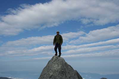 山頂の岩の上に立っているＡの写真