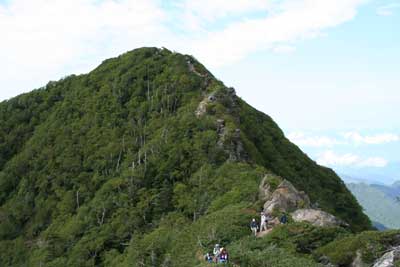 駒津峰と尾根を歩いている人たちの写真