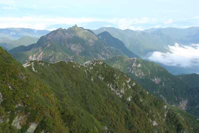 ９合目付近から見た鋸岳第一高点の写真