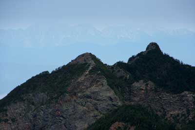 鋸岳第一高点とその向こうに見える槍穂高連峰の写真