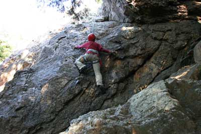 女岩南面のフェースを登るＴさんの写真