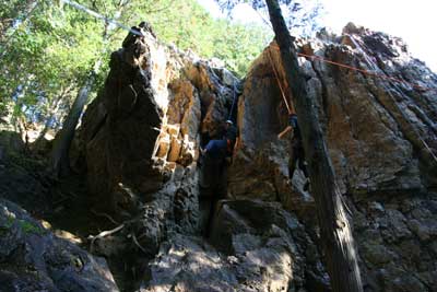 女岩西面のチムニーを登るＡさんの写真
