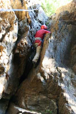 女岩西面のチムニーを登るＴさんの写真