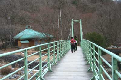 中川川に架かる吊り橋を渡っている写真