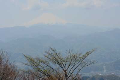 春霞に霞む富士山の写真