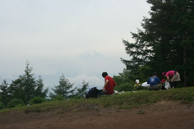 富士山を見ながら山頂で昼食中の写真