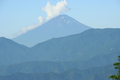 三条ダルミから見た富士山の写真