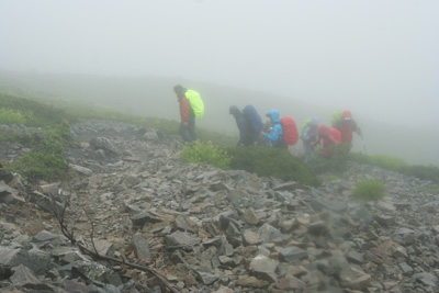 別動隊のメンバーも稜線に登ってきた写真