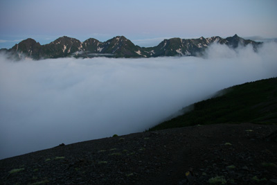 日の出前、雲海に浮かぶ槍穂高連峰の写真