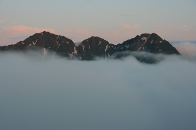 日の出直後の穂高連峰の写真