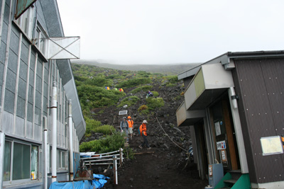 六合目雲海荘とその上の登山道の写真
