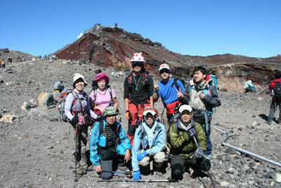 富士宮口山頂で剣ヶ峰をバックに撮った集合写真